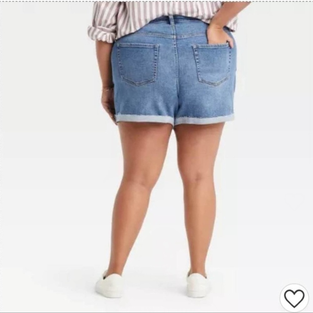 Ava & Viv Blue Mid Rise Cuffed Midi Denim Shorts Plus Size 26W Button Front NEW - Picture 10 of 10
